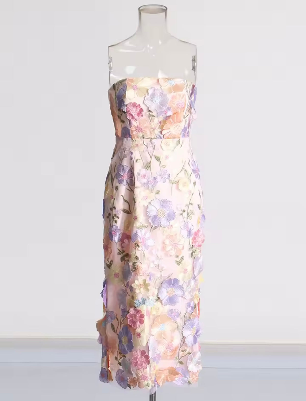 Vestido com Aplicação de Flores Tomara que Caia